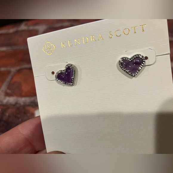BRAND NEW Kendra Scott Ari Heart Amethyst Silver Stud Earrings - Picture 5 of 6